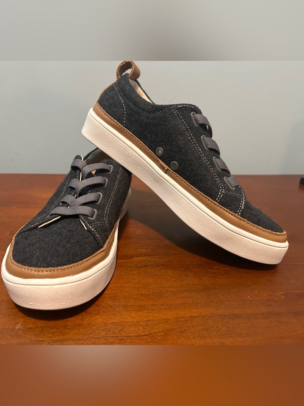 Spenco Malibu Wool Low-Top Casual Sneakers in Dark Charcoal 6.5